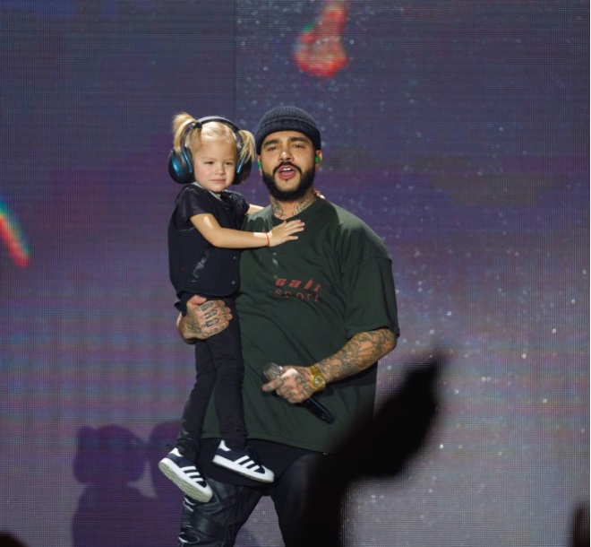 Трехлетняя дочь Тимати выступила с отцом на концерте в &quot;Олимпийском&quot;
