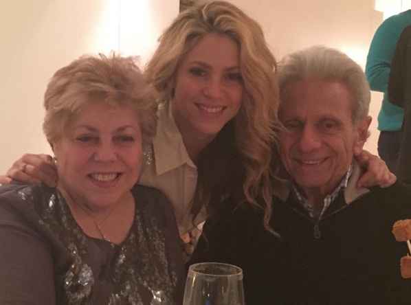 Праздники с семьей: Шакира опубликовала счастливые фото с близкими