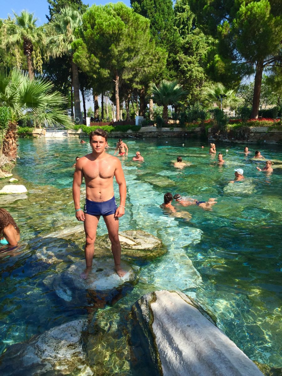 Звезда шоу &quot;Голос країни&quot; Влад Сытник отметил день рождения на побережье Анталии