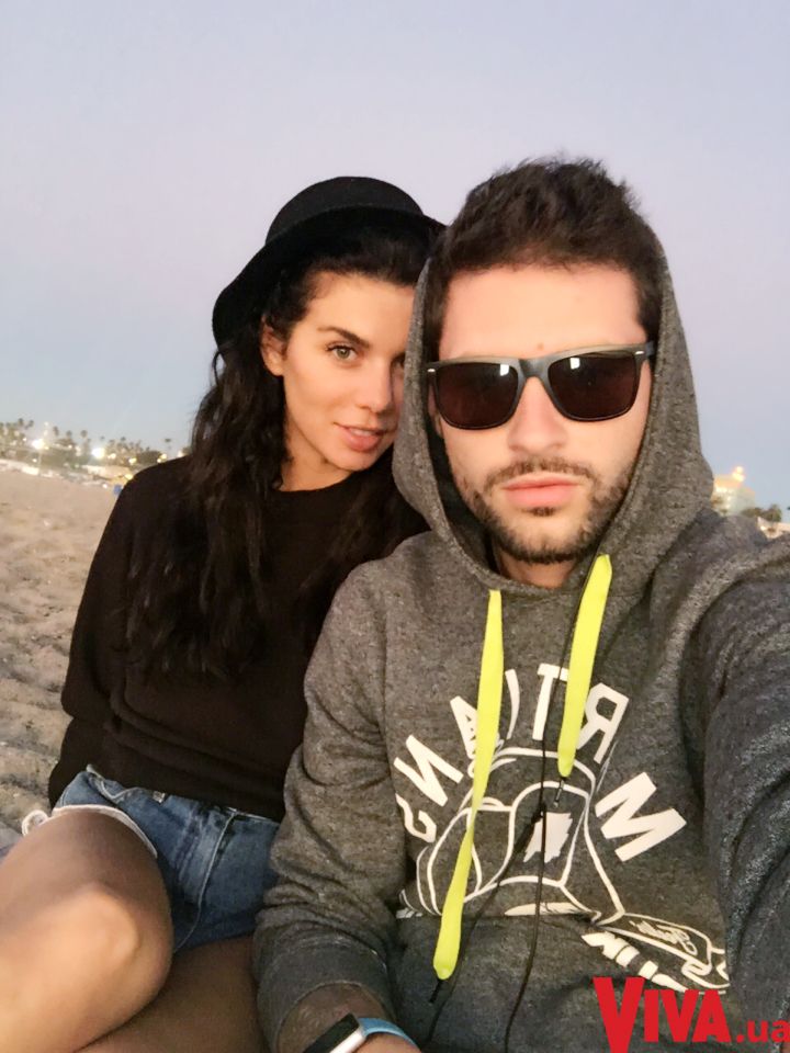 Анна Седокова с любимым мужчиной и дочками отмечают День всех влюбленных