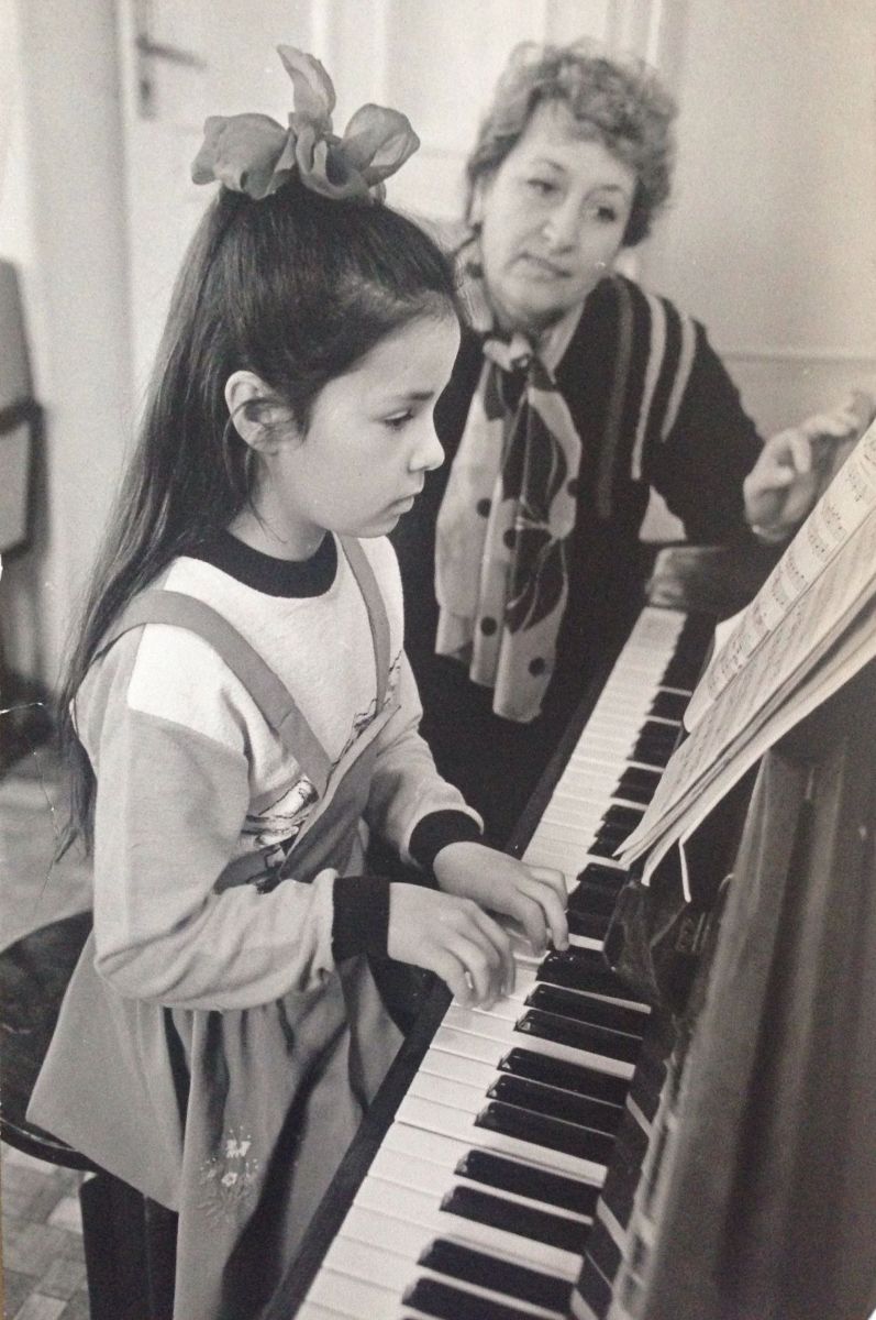 Не знать: Злата Огневич показала свои детские фотографии со школы