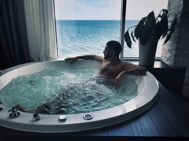 Виталий Козловский устроил  романтический уикенд на море