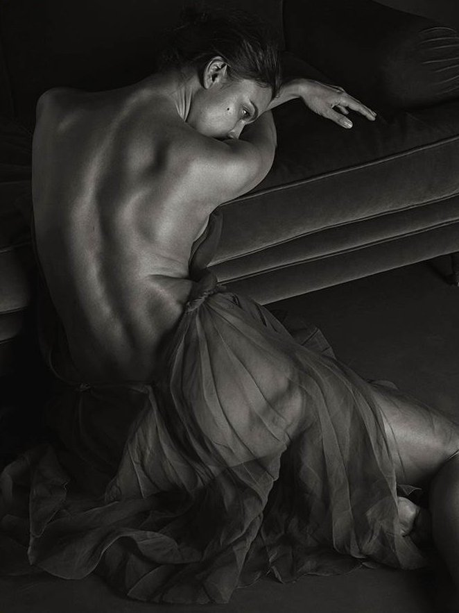 Черно-белый соблазн: Ирина Шейк обнажилась для мужского глянца