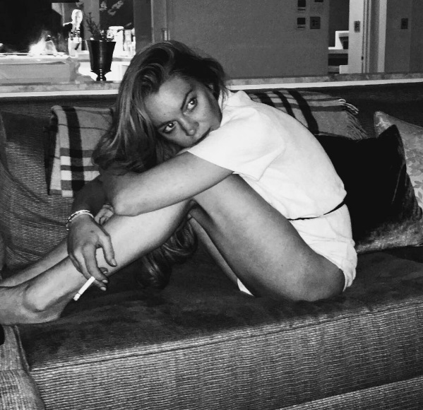 Мать Линдси Лохан прокомментировала слухи о беременности дочери