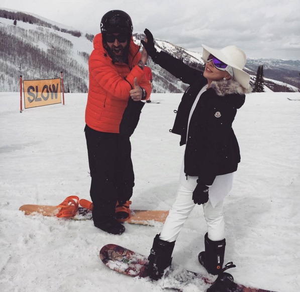 Романтический уикенд: Леди Гага и Тэйлор Кинни отдыхают в горах