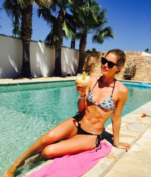 Время бикини: Даутцен Крус демонстрирует идеальную фигуру в стильных купальниках