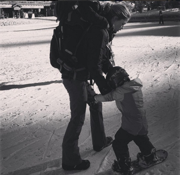 Зима пришла: Даутцен Крус учит сына кататься на сноуборде