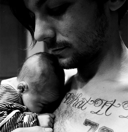 Солист One Direction поделился трогательным снимком новорожденного сына