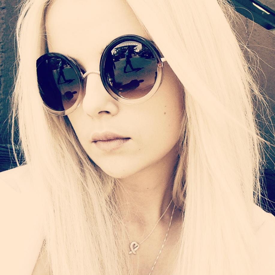 Мика Ньютон в очках в Лос-Анджелесе март 2013 