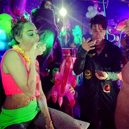 Майли Сайрус отметила 22-летие со своим бойфрендом