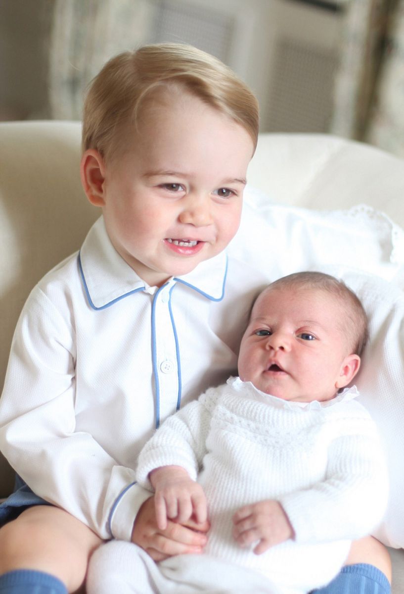 Первые официальные фото дочери принца Уильяма и герцогини Кэтрин