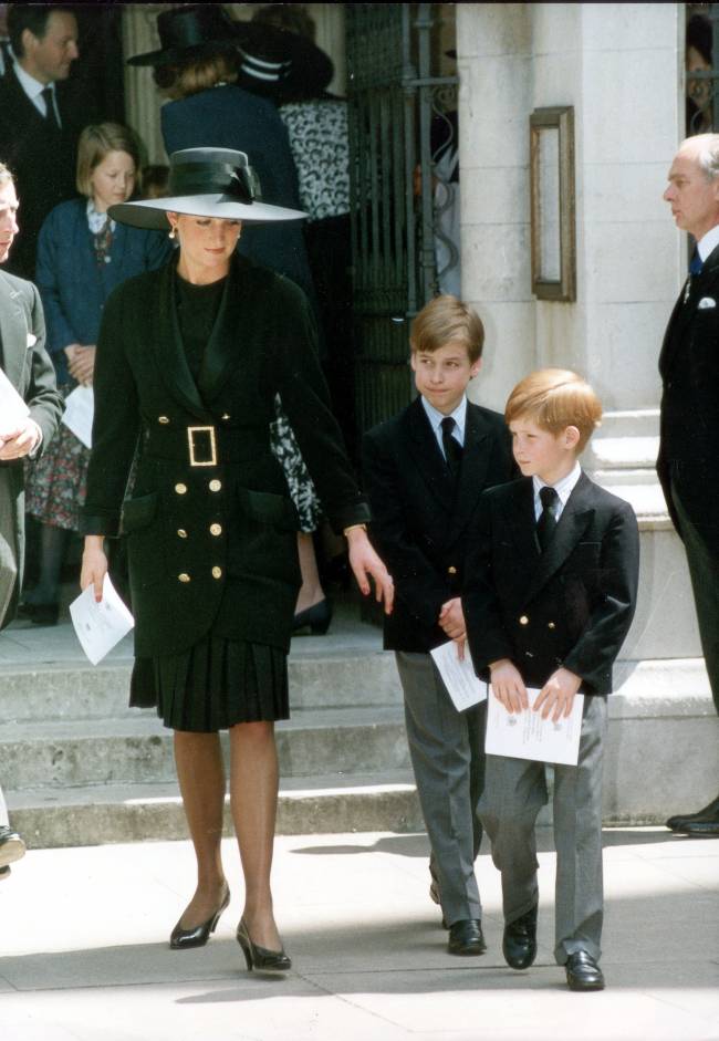 В Лондоне открыли выставку платьев принцессы Дианы