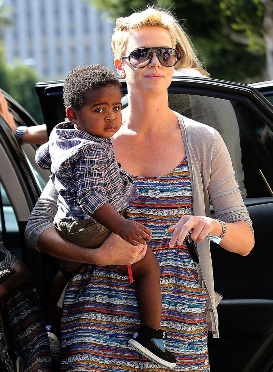 Шарлиз Терон с сыном