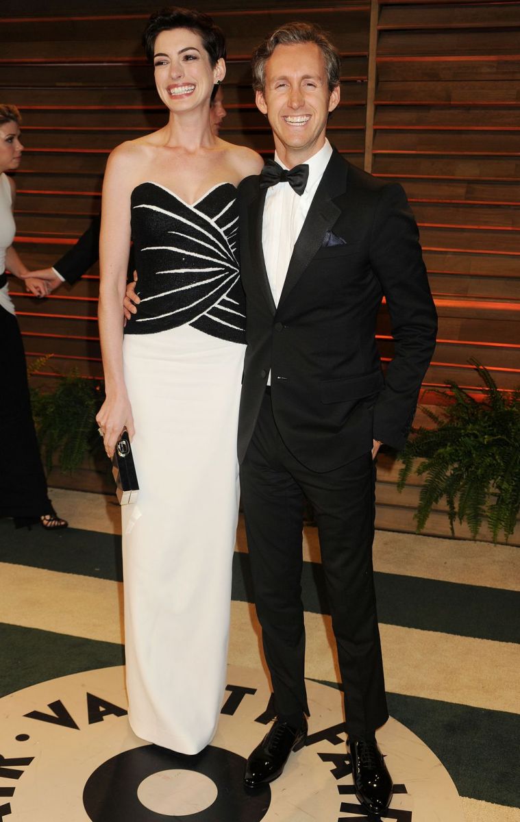 Беременная Энн Хэтэуэй показала округлившейся животик в бикини 