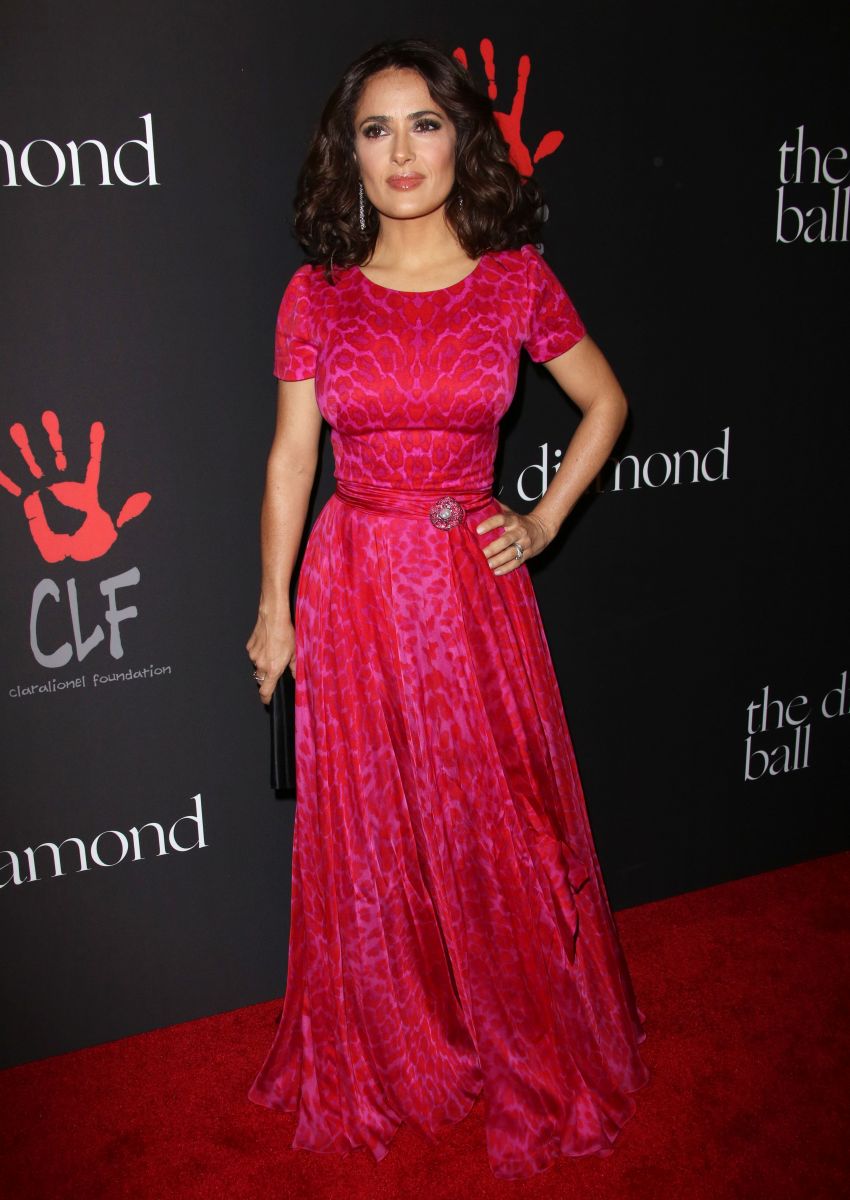 Сальма Хайек подчеркнула осиную талию роскошным платьем