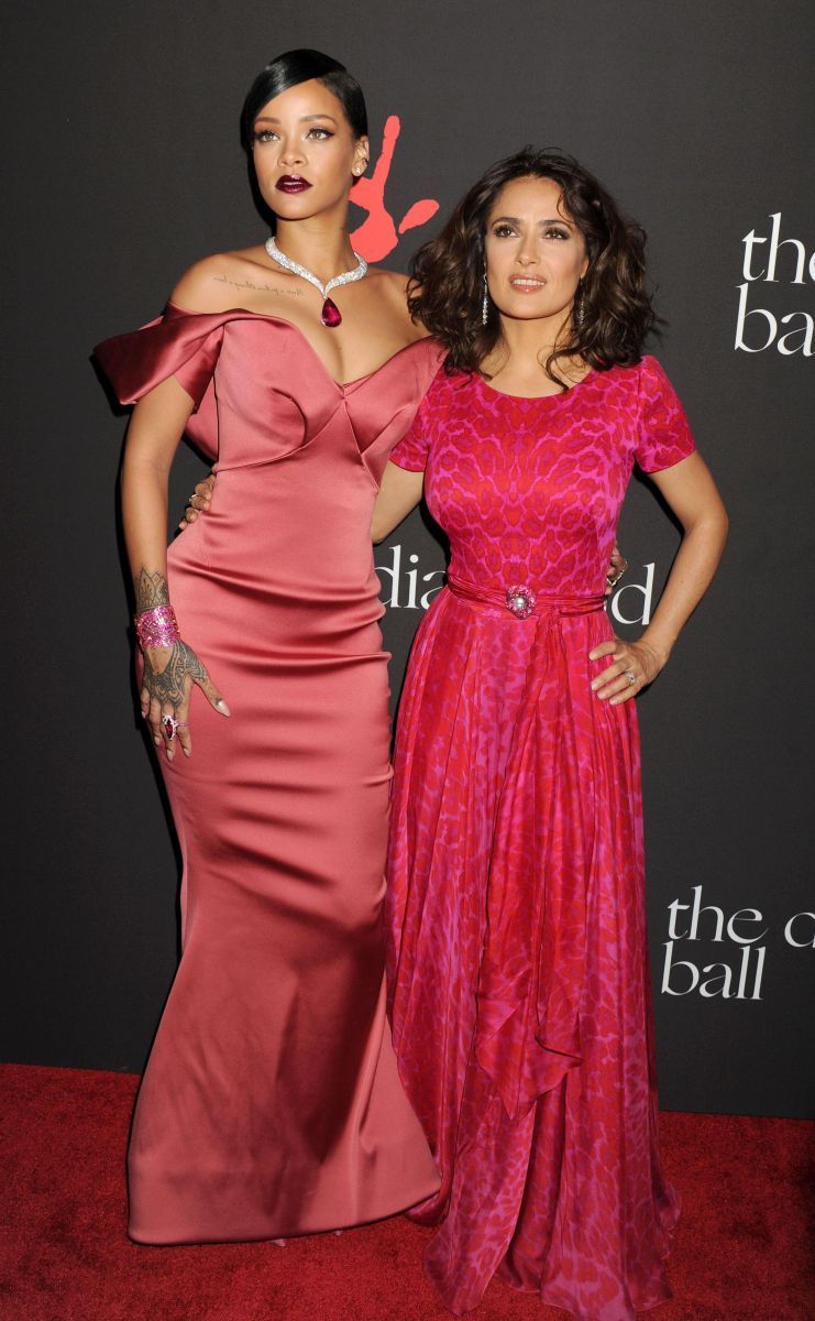 Сальма Хайек подчеркнула осиную талию роскошным платьем