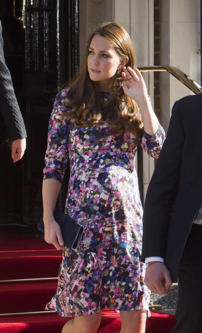 Беременная Кейт Миддлтон продемонстрировала округлившиеся формы в платье Erdem