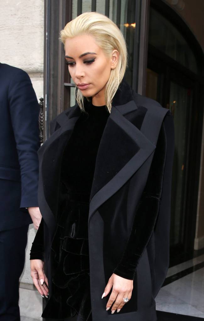 Блондинка Ким Кардашьян шокировала новым цветом волос