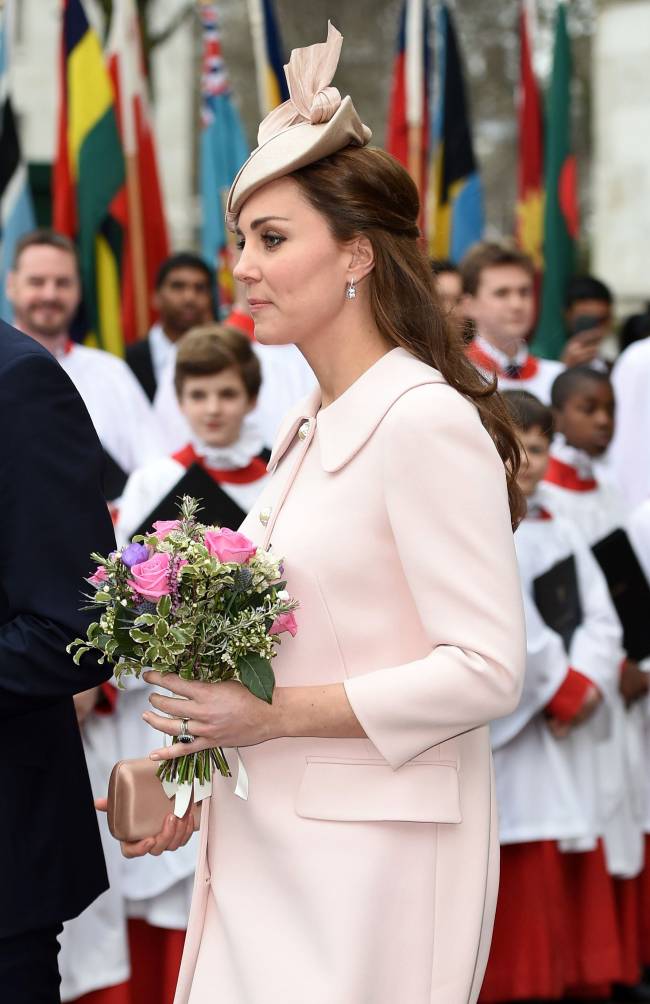 Королевский шик: беременная Кейт Миддлтон в элегантном наряде от Alexander McQueen