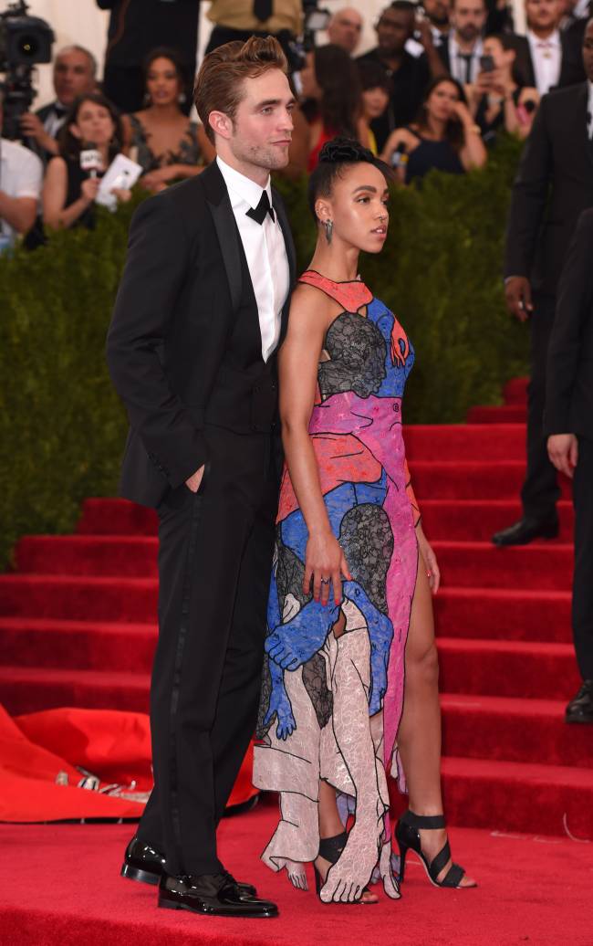 Возлюбленная Роберта Паттинсона рассказала о помолвке с актером