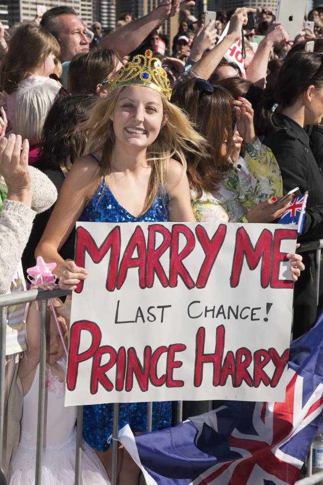 Поцелуи и любовные признания: принц Гарри встретился с поклонницами