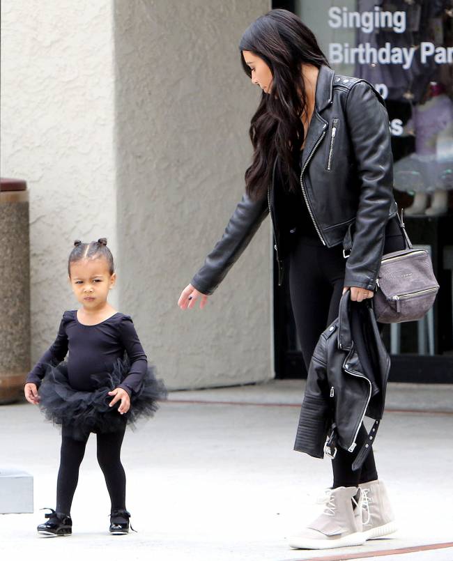 Как две капли: Ким Кардашьян с дочерью демонстрируют отменный стиль в Лос-Анджелесе