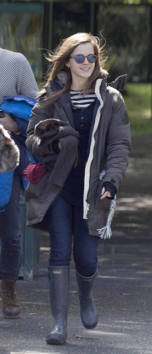 Стильная и счастливая: Эмма Уотсон веселится с друзьями