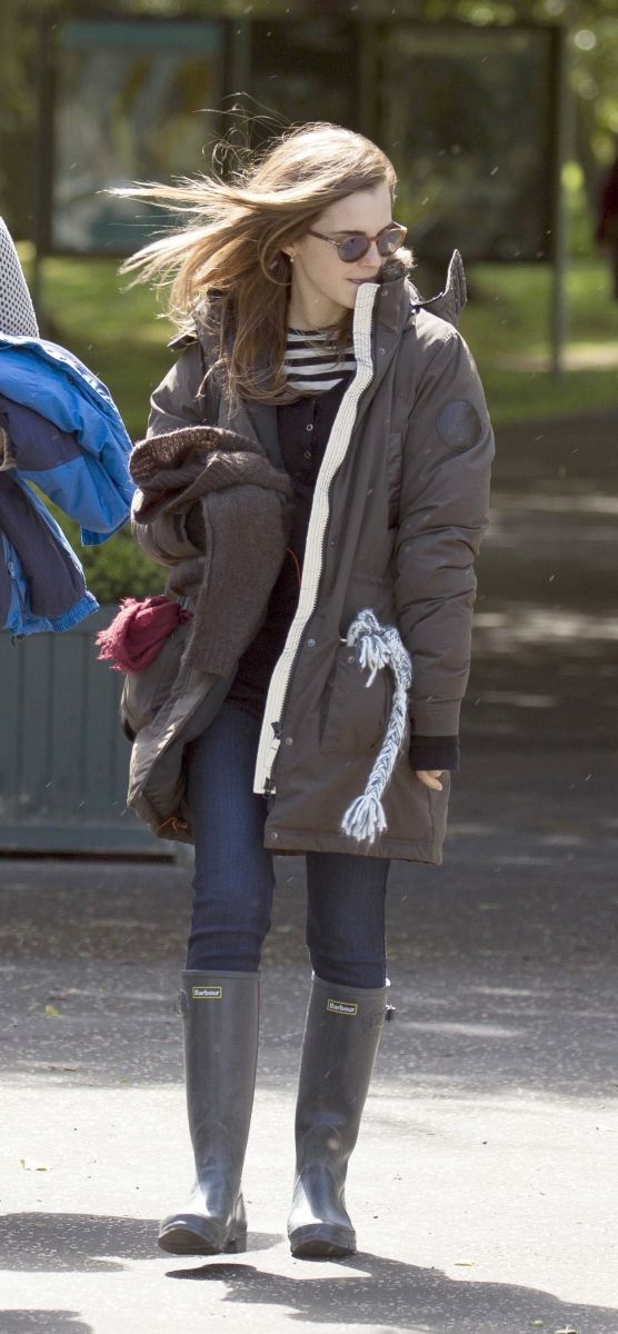 Стильная и счастливая: Эмма Уотсон веселится с друзьями