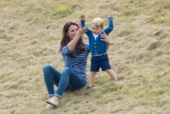 Счастье материнства: Кейт Миддлтон и принц Джордж гуляют на природе