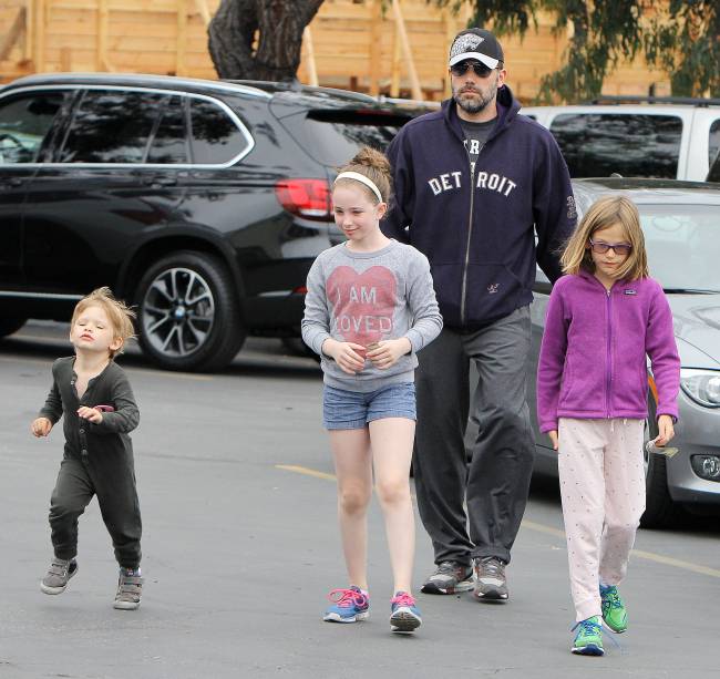 Заботливый отец: Бен Аффлек подарил детям собаку