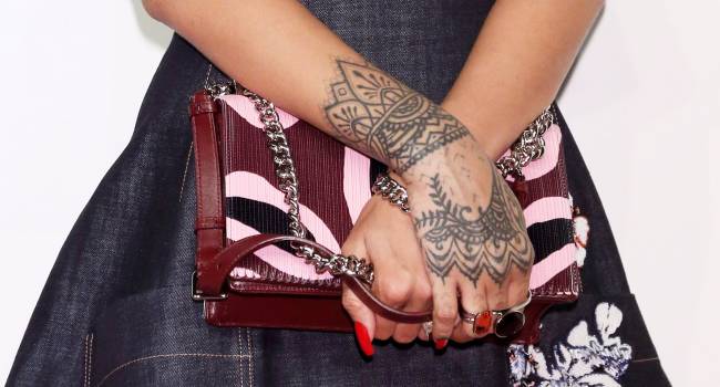 Тату от Рианны: певица стала дизайнером линии флэш-татуировок