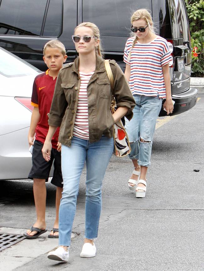 Модная мамочка Риз Уизерспун показала повзрослевших детей
