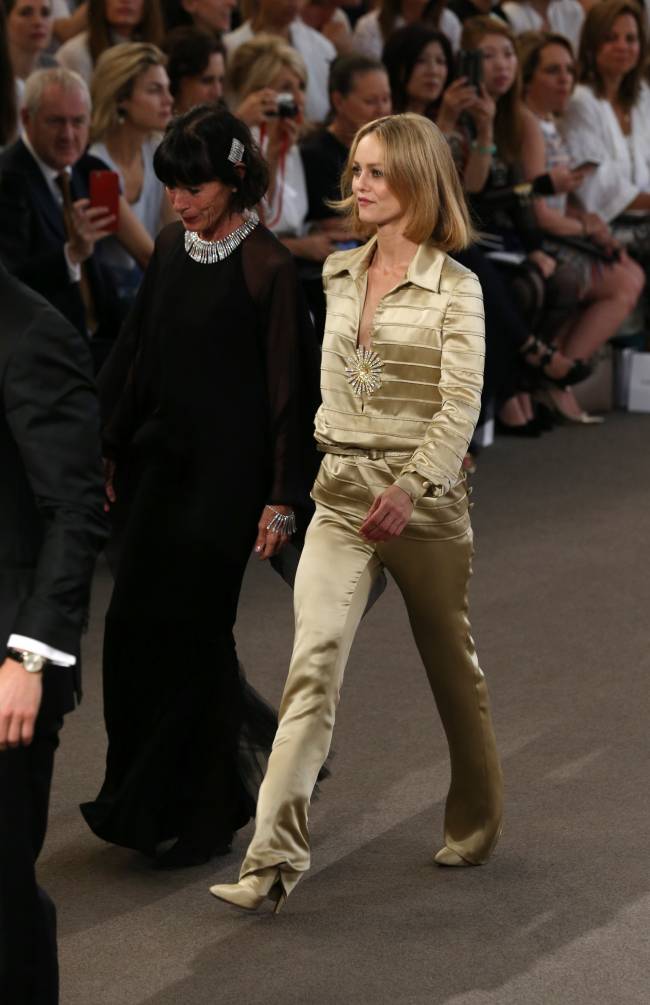 42-летняя Ванесса Паради с дочерью посетили показ Chanel