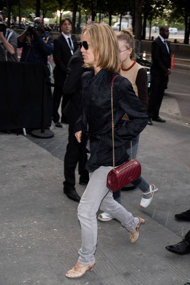 42-летняя Ванесса Паради с дочерью посетили показ Chanel