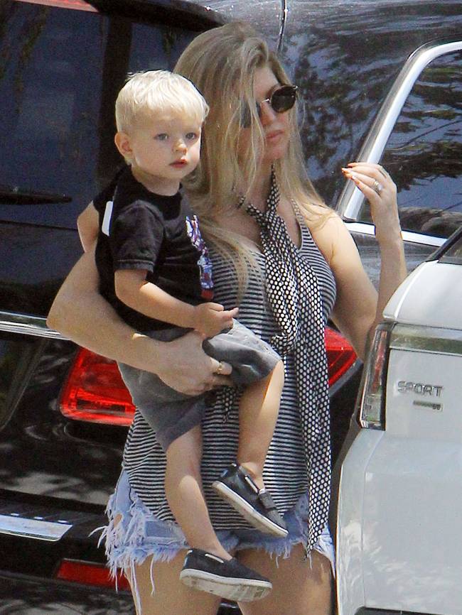 Образцовое семейство: Джош Дюамель и Ферги на прогулке с сыном