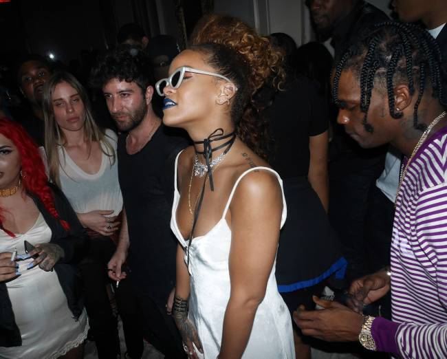 Рианна подтвердила слухи о романе с Трэвисом Скоттом страстным поцелуем