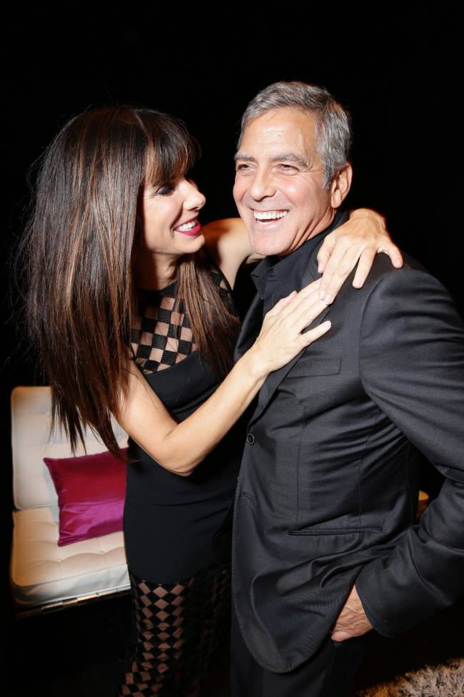 В недавнем интервью Джордж Клуни признался, что, несмотря на то, что ему отлично работается с Сандрой Баллок, она ведет себя с ним довольно строго. 