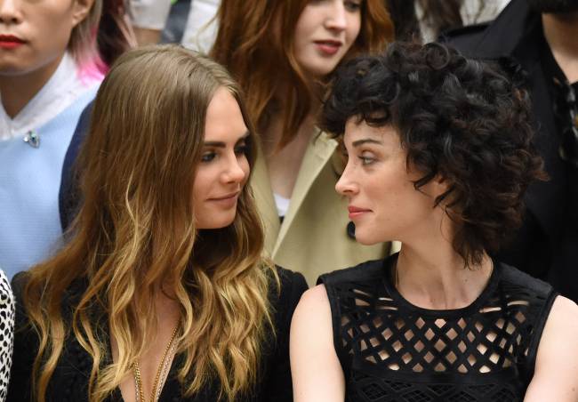 СМИ: Кара Делевинь и Энни Кларк помолвлены