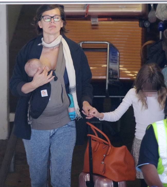 Под прицелом папарацци: Милла Йовович с детьми и мужем путешествуют вместе