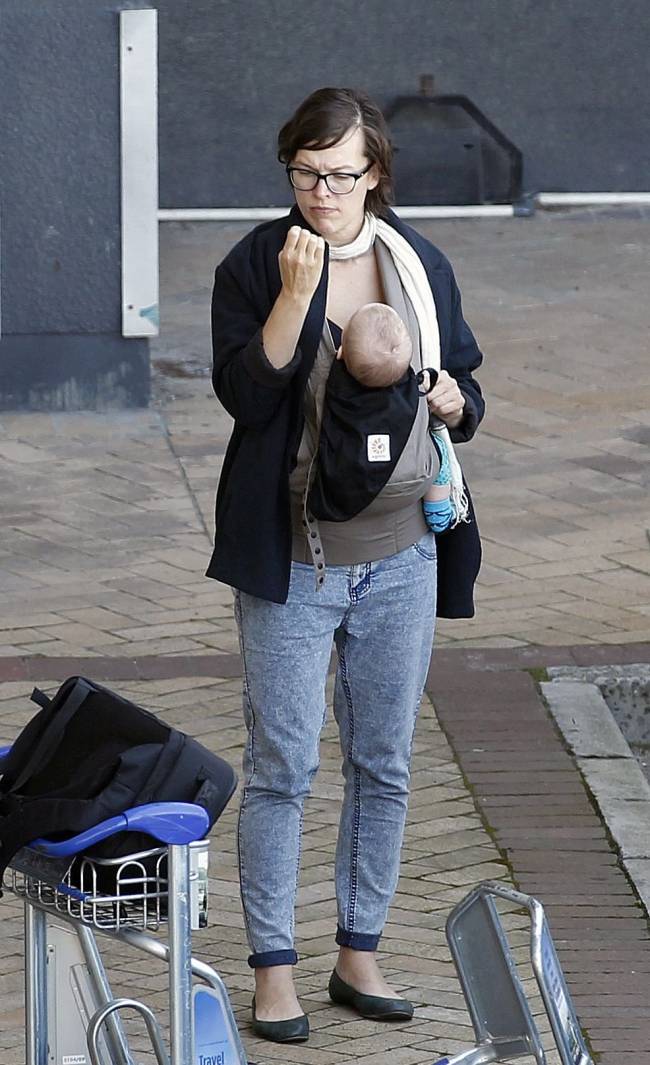 Под прицелом папарацци: Милла Йовович с детьми и мужем путешествуют вместе