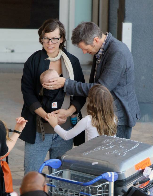 Под прицелом папарацци: Милла Йовович с детьми и мужем путешествуют вместе