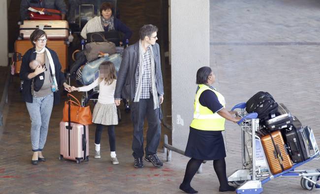 Под прицелом папарацци: Милла Йовович с детьми и мужем путешествуют вместе