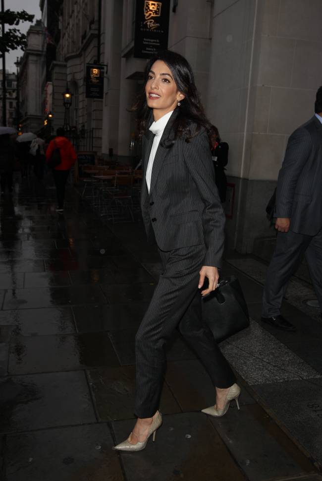 Лондонская классика: Амаль Клуни покоряет стильным брючным нарядом