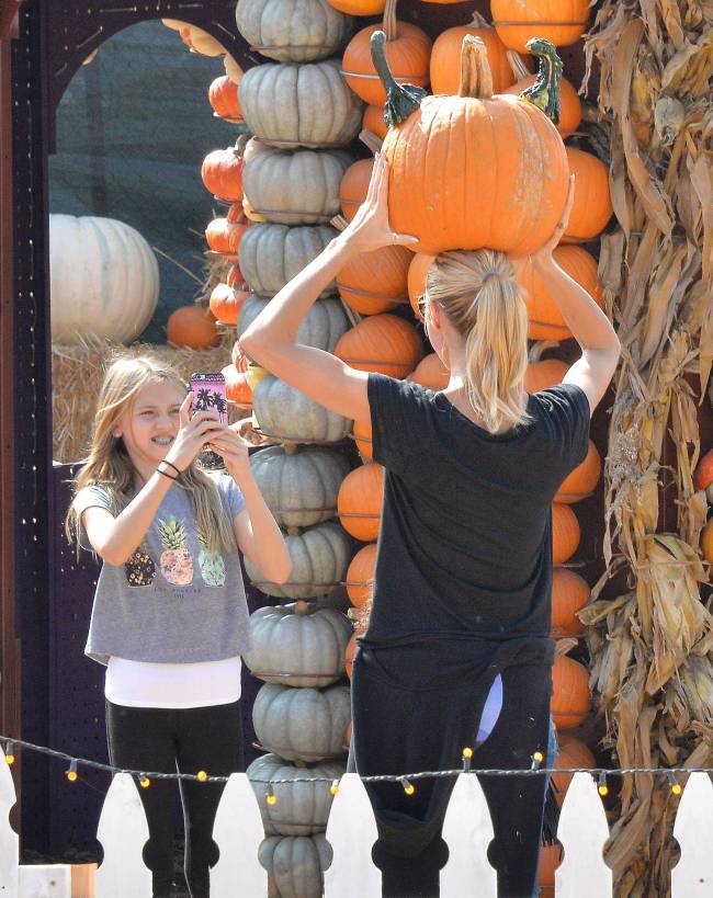 В преддверии Хэллоуина: супермодель Хайди Клум примерила образ тыквы