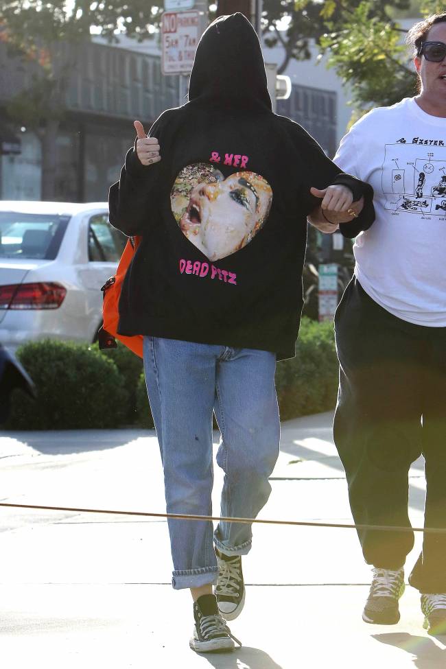 Неожиданно: Майли Сайрус гуляет по городу в кофте-мешке