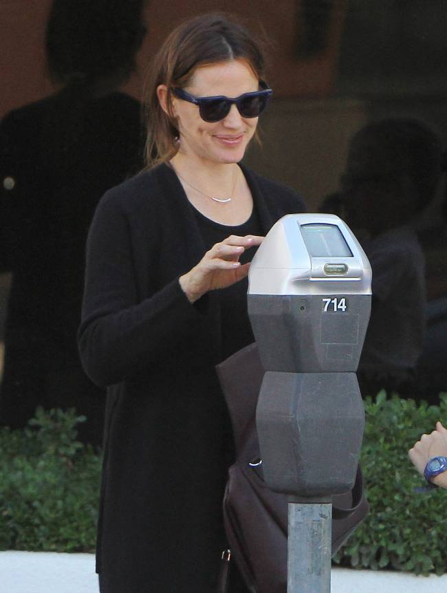 Счастливая мама: Дженнифер Гарнер покоряет искренней улыбкой во время прогулки с детьми