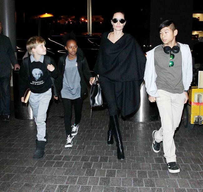 Анджелина Джоли с детьми отпраздновали Новый год без Брэда Питта