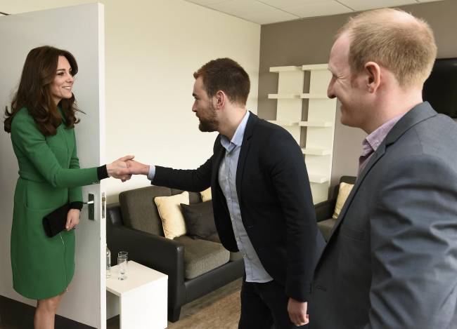 Всегда приветливы и прекрасны: Кейт Миддлтон и принц Уильям с официальным визитом посетили госпиталь