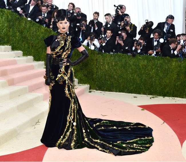 Met Gala 2016: Кристен Стюарт, Ирина Шейк, Николь Кидман и другие звезды, чьи наряды назвали нелепыми
