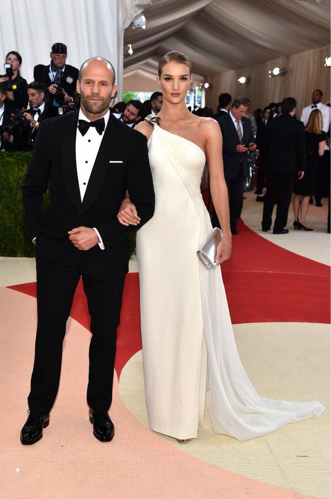 Всегда вместе: с кем пришли на Met Gala 2016 Роберт Паттинсон, Джиджи Хадид, Джейсон Стэтхэм и другие звезды